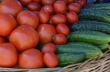 Цена на огурцы пошла вверх, помидоры подешевели: актуальные данные о продуктах в регионе