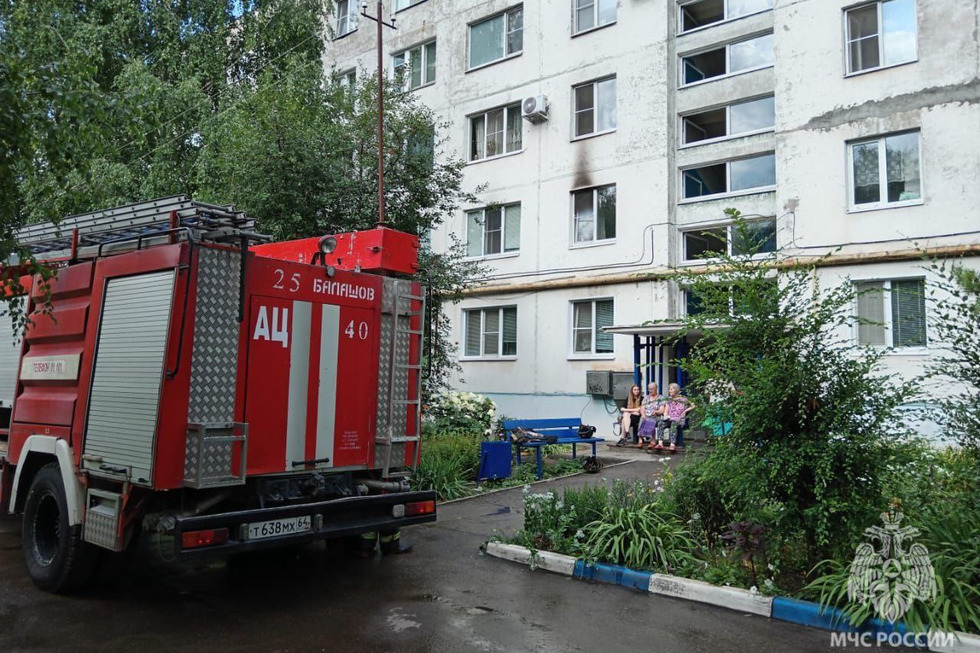Непотушенная сигарета стала причиной возгорания в доме в Балашове: 5 человек спасли, 15 эвакуировали