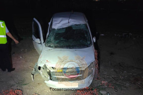 В Поливановке «Гранта» протаранила забор и опрокинулась: водитель в больнице
