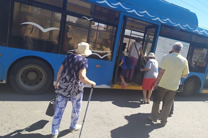 Невыносимая жара в автобусах Саратова: чиновники отчитались о запрещенных шторках и открытых форточках, которых «утром и так хватает для проветривания»