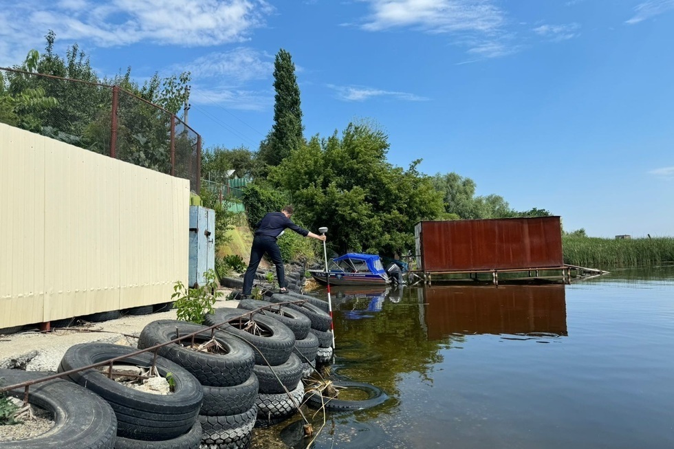 Чиновники заставляют дачников убирать подпорные стенки, мостки, заборы и гаражи на берегу Волги