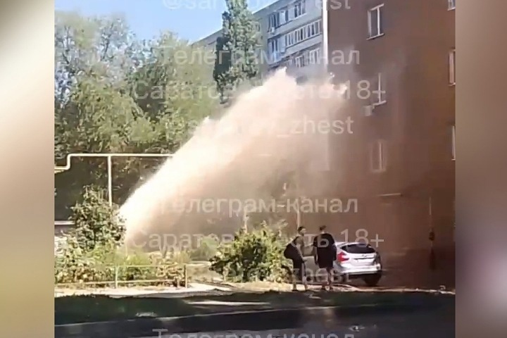 В Заводском районе забил коммунальный фонтан высотой в несколько этажей