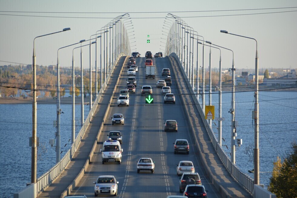 Очевидцы сообщают о молодом человеке, который собирается спрыгнуть с моста Саратов-Энгельс