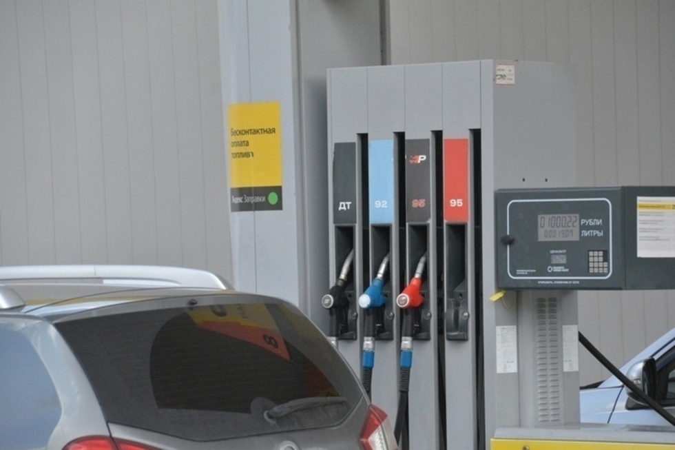 Рост цен на топливо: литр одной из марок бензина подорожал за неделю на рубль