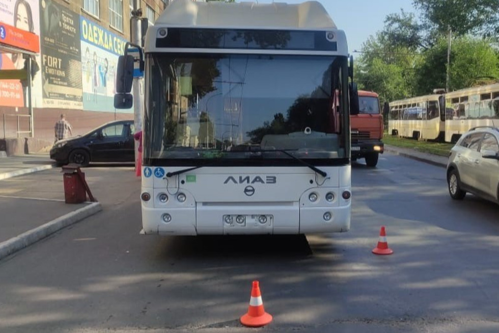 На улице Астраханская пенсионерка пострадала в автобусе №11