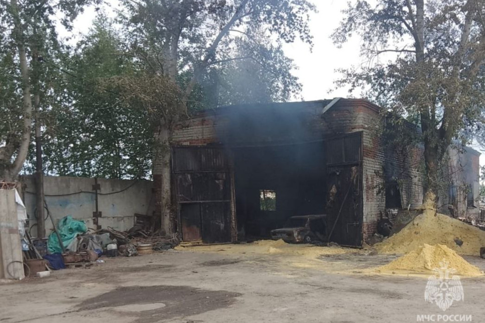 Мужчина получил ожоги на пожаре в гараже в Петровске