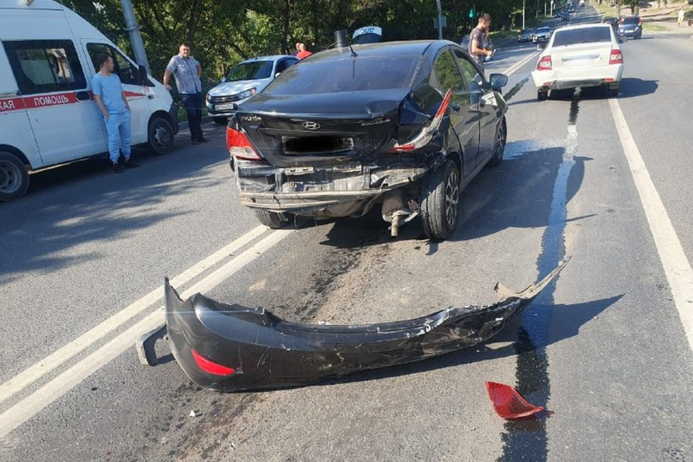 Два человека пострадали в тройном ДТП на Ново-Астраханском шоссе