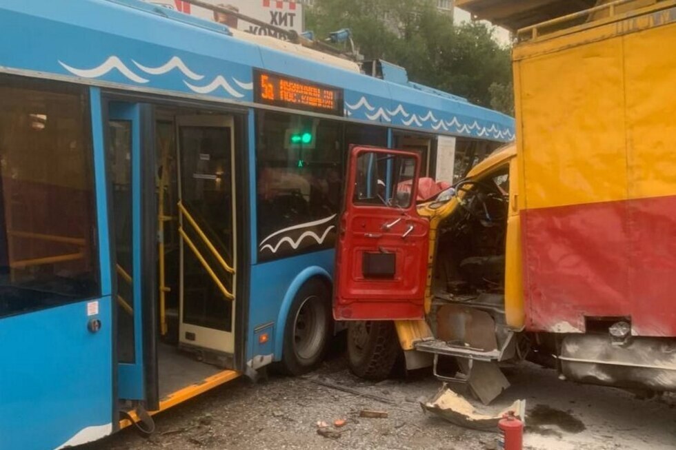 На проспекте 50 лет Октября троллейбус попал в жёсткое ДТП с грузовиком: пострадали 11 человек