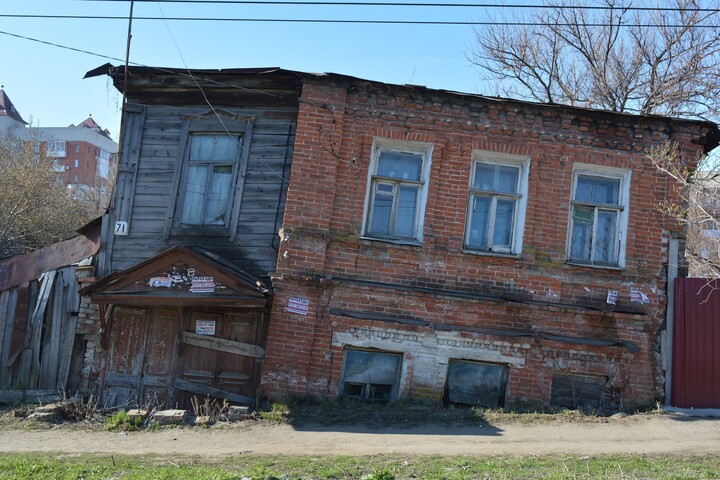 До конца лета в центре Саратова снесут шесть домов