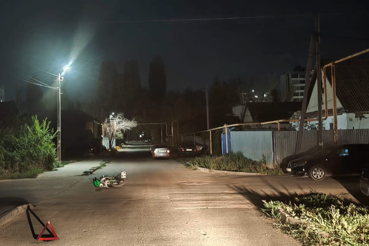 За сутки на дорогах Саратова пострадали несовершеннолетний питбайкер и пенсионер, вышедший из своей машины 