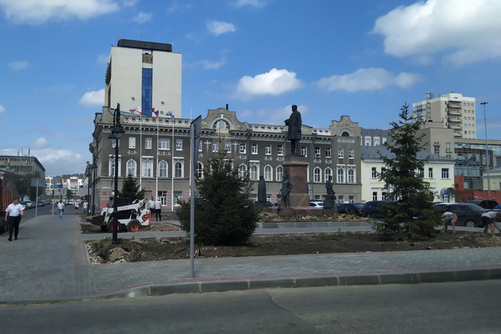 Импотенция власти. В Саратове за три месяца так и не смогли благоустроить площадь под окнами мэрии вокруг памятника Петру Столыпину