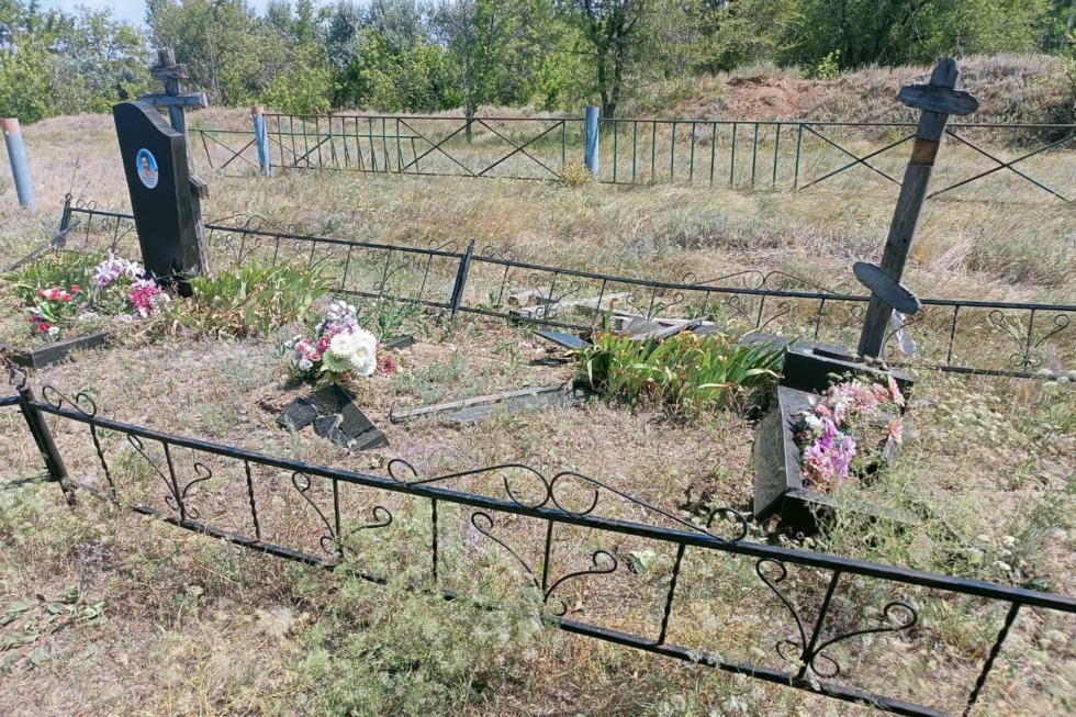 Неизвестные повредили могилы в селе Балаковского района