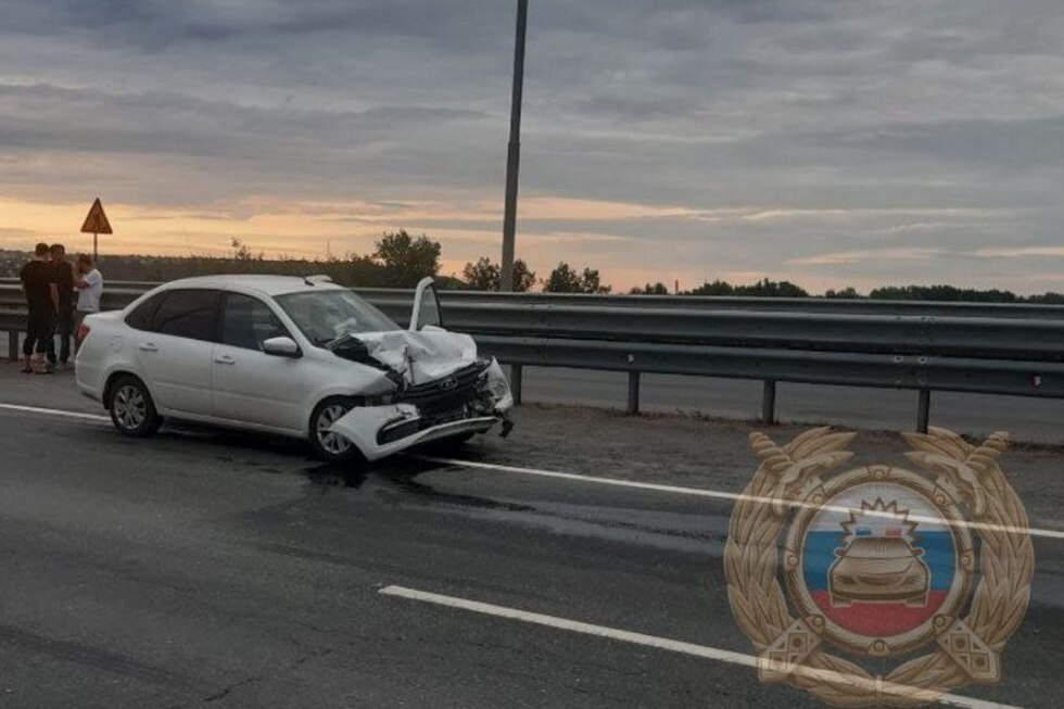 На мосту через Волгу «Гранта» въехала в КамАЗ: двое в больнице