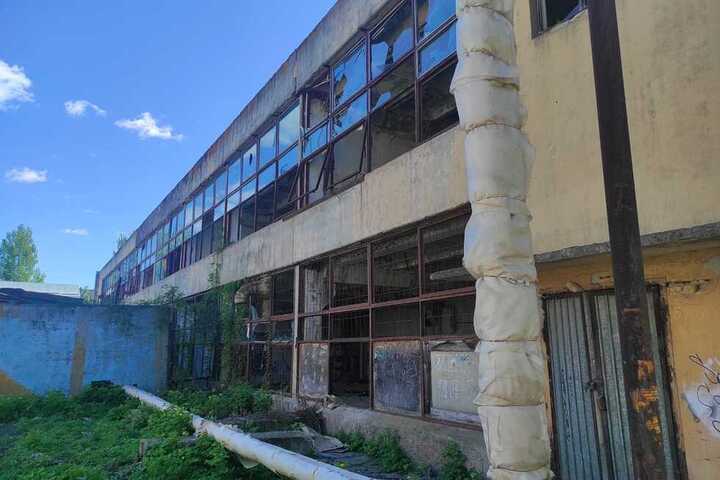 Власти решили продать заброшенное здание рядом со школой и детсадом