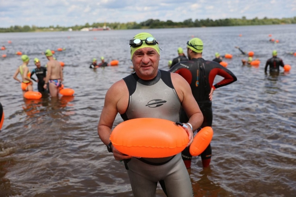 Экс-начальник саратовской полиции проплыл более пяти километров по Волге в Нижнем Новгороде за 80 минут