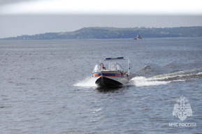 Подростки застряли на лодке посреди Волги: им потребовалась помощь спасателей 