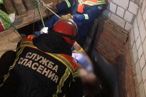В Гагаринском районе женщина провалилась в погреб: её вызволяли спасатели