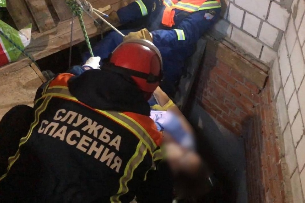 В Гагаринском районе женщина провалилась в погреб: её вызволяли спасатели