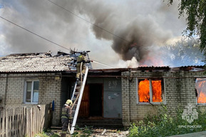 В Энгельсе горел аварийный дом, жильцов которого должны расселить до конца года