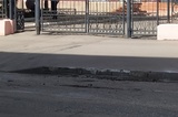 «Одно лечим, другое калечим»: во время ремонта школьного двора в центре города тяжелая техника ломает тротуар