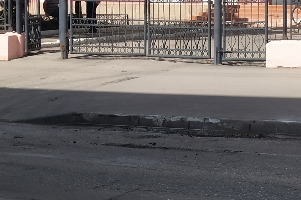 «Одно лечим, другое калечим»: во время ремонта школьного двора в центре города тяжелая техника ломает тротуар