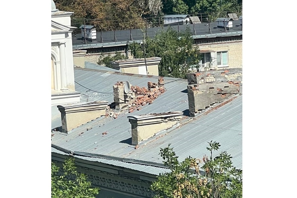 «Кирпичи рассыпаются по крыше, сползают вниз»: в Саратове продолжается разрушение дома-памятника