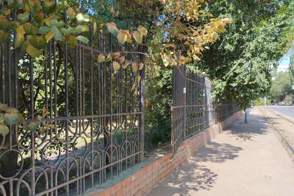 «Нужно срочно принимать меры, пока забор не уехал на металлолом»: горожанин рассказал о «новых вратах» в Детский парк