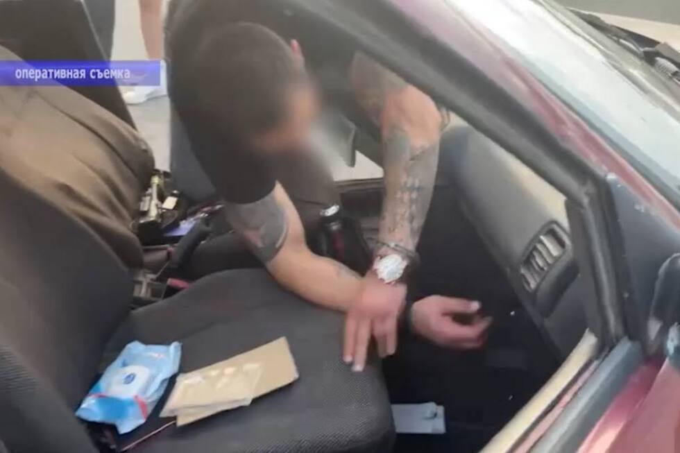 Полицейские поймали перед мостом Саратов-Энгельс наркодилера с пистолетом и удостоверением «силовика» (видео)