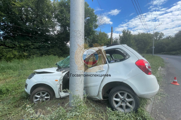На проспекте Энтузиастов «Калина» въехала в столб: есть погибший и пострадавший
