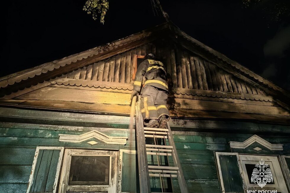 В Саратове полыхал деревянный дом: есть погибшие