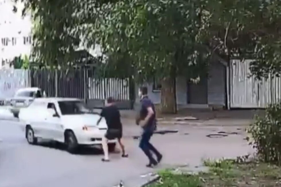 Водитель решил убить оппонента в помощью авто в центре Саратова: момент ДТП попал на видео, обвиняемый арестован