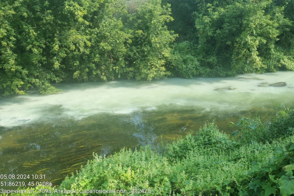 Очистные сооружения не выдержали: в Аткарске из-за аварии на заводе «побелела» река