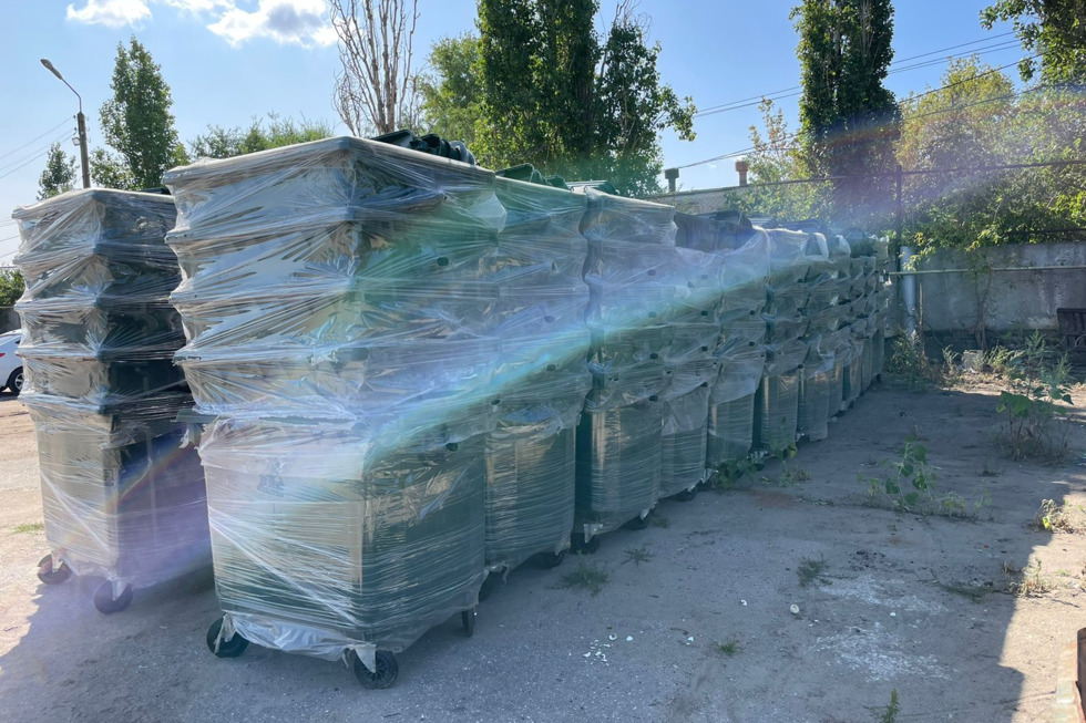 Регоператор передал партию новых контейнеров для ТКО в районы Саратовской области