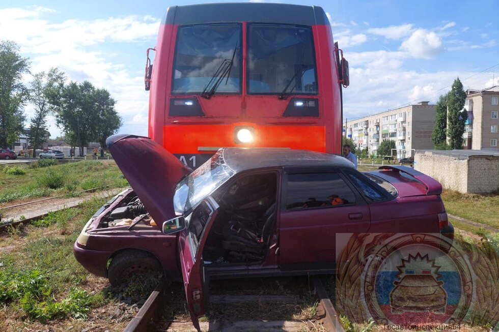 В Саратовской области столкнулись легковушка и электричка: есть пострадавшие