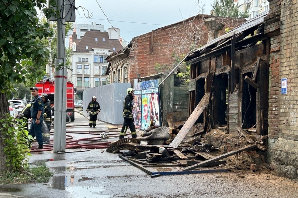 На улице Вавилова тушат постройку рядом с выявленным объектом культурного наследия