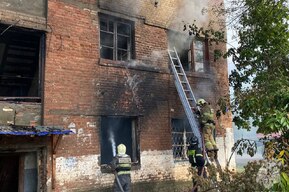 Пожар случился в Летном городке, где экскаватором сносили неогороженные дома, деревья и столбы