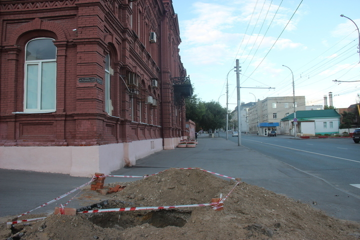 Глубокая яма возле дома-памятника обеспокоила саратовцев