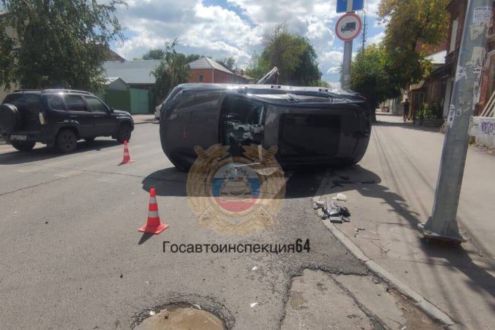 Две женщины-водителя попали в больницу после ДТП в центре Саратова