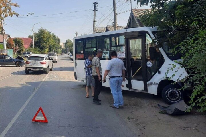 В центре Энгельса маршрутка с пассажирами попала в ДТП: пострадали пять человек
