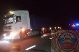На ночной трассе фура насмерть сбила женщину
