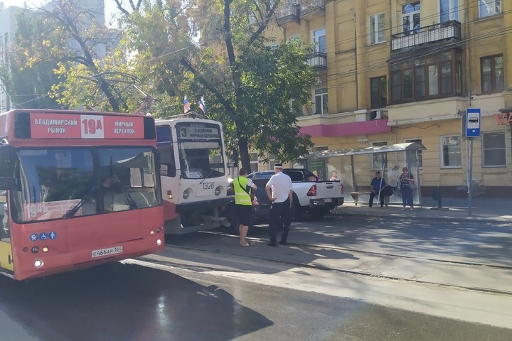 В центре Саратова из-за ДТП уже час не работают все трамвайные маршруты