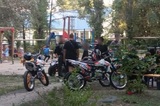 Подростки устроили гонки на питбайках в саратовском дворе