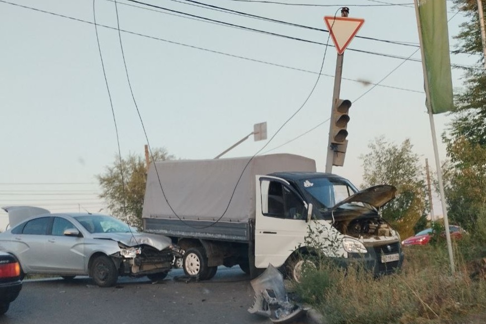 В Ленинском районе водитель «Лады» не заметил «ГАЗель» на перекрестке