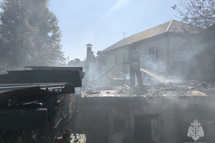 В Саратове загорелась шиномонтажка: повреждены четыре машины, есть пострадавший