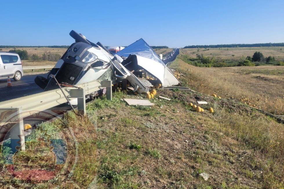 В регионе перевернулся грузовик с дынями. Водитель погиб