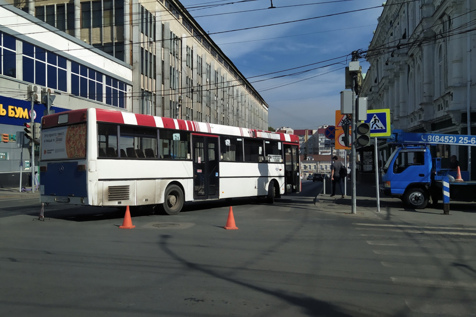 В центре Саратова столкнулись автобус и спецтранспорт. Пострадал рабочий