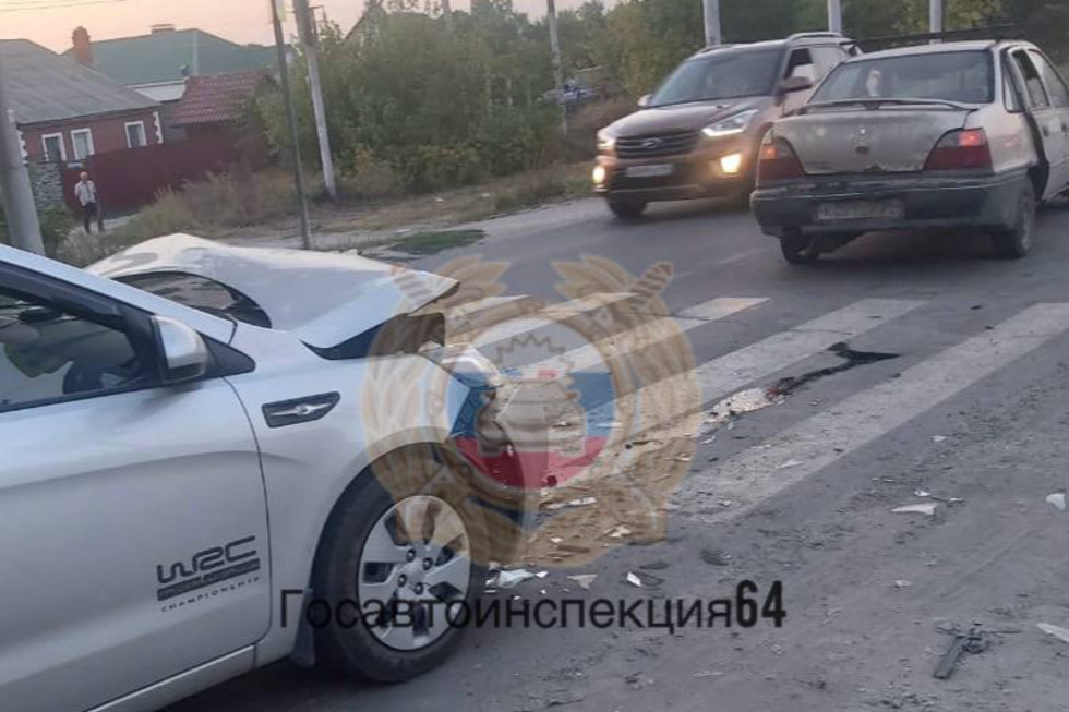 В столкновении иномарок на 9-й Дачной пострадали один из водителей и пешеход