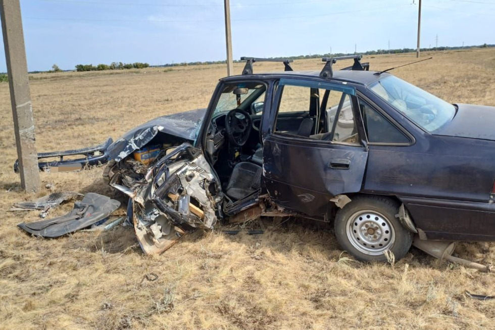 На полевой дороге иномарка врезалась в столб: есть погибший и пострадавшая