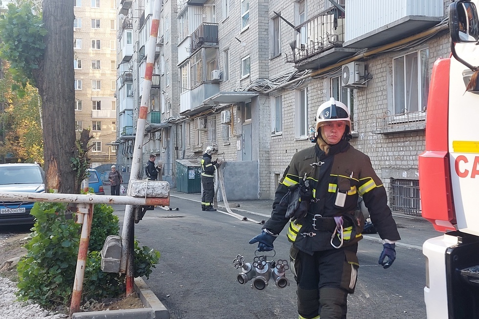 В центр Саратова подъехали три пожарные машины, Росгвардия и реанимобиль