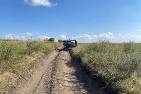 В поле перевернулся трактор: водитель погиб